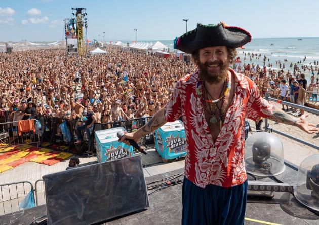 Jova Beach Party 2022, parte il pirotecnico tour delle spiagge