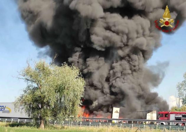 Incidente A21 oggi pavia: un corpo carbonizzato e un disperso