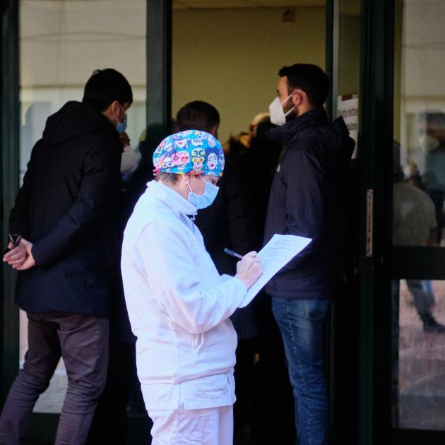 Vaccino, responsabilità della quarta dose sui medici di base. Chi giura di "non nuocere" dovrà firmare una dichiarazione
