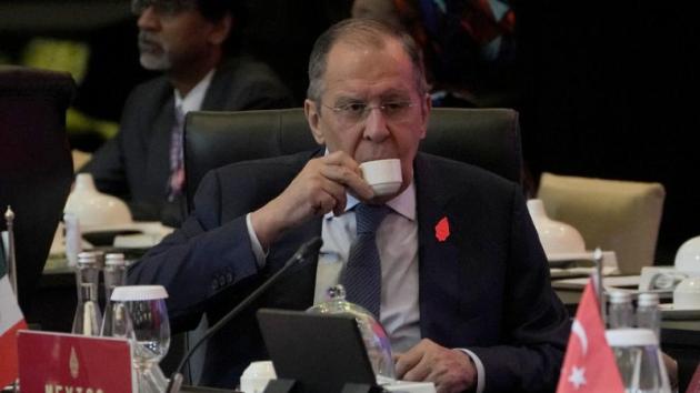 G20. Lavrov se ne va indignato: nessuno vuole fare foto con lui