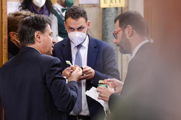 Governo Draghi, Patuanelli assicura: "Nessun nuovo Papeete". Conte però alza la tensione: "Non mi piego"