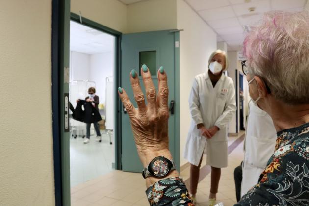 Covid, Ema verso ok a quarta dose per over 60. Ma per molti esperti "è inutile"