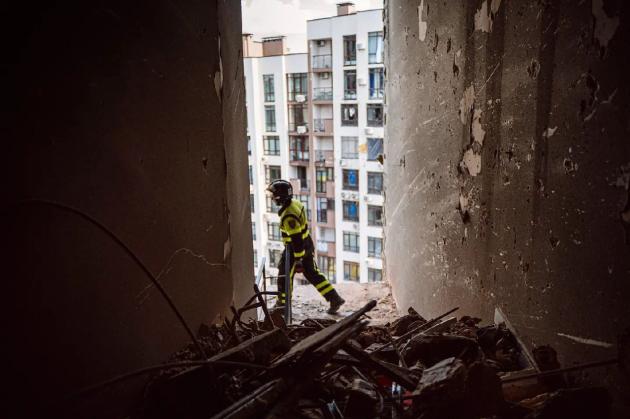 Ucraina, bombardato edificio residenziale: 15 morti. Il Cremlino: "È Kiev ad aver lanciato bombe con cannoni Nato"