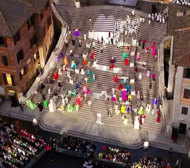 Dior contro Valentino, chiesto risarcimento di 100mila euro dopo la sfilata in Piazza di Spagna