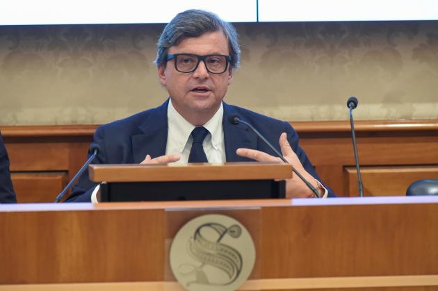 Governo, Calenda: "Avanti con Draghi, altrimenti tsunami". Toti: "M5S irresponsabile"