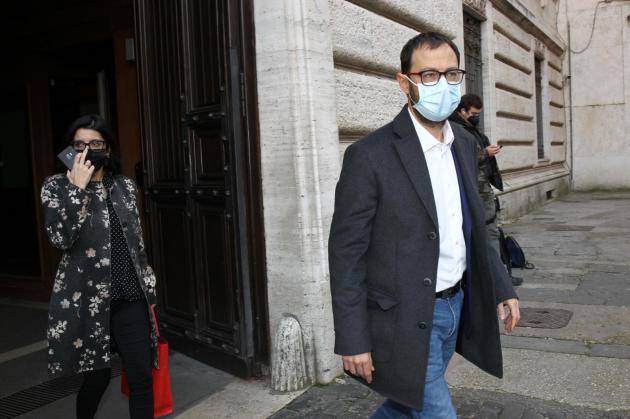 M5s, Conte perde i pezzi: i ministri Dadone, Patuanelli e D'Incà verso la fiducia a Draghi