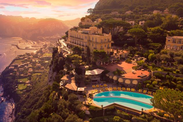 Capri, l'hotel Caesar Augustus senza telefoni da una settimana e il titolare s'incatena per protesta