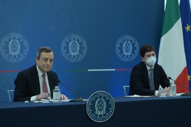 Covid, Draghi diceva: "O ti vaccino o muori" e "Il Green Pass è un successo". Ma la realtà è un'altra