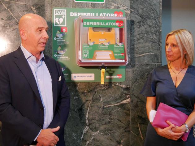 FERROVIENORD, parte da Milano Cadorna la campagna di installazione dei defibrillatori. Obiettivo: coprire tutte le 115 stazioni della rete