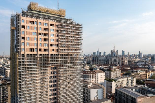 Hines, Torre Velasca  tornerà presto a dominare lo skyline milanese: ha inizio lo svelamento della facciata restaurata