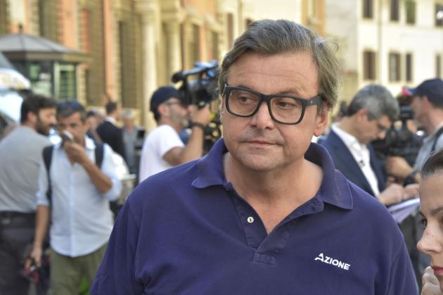 Requiem per la democrazia italiana: Carlo Calenda ride mentre noi assistiamo in silenzio, certi che il futuro sarà distopico