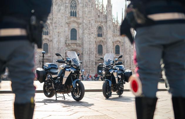 Milano, uomo nudo spaventa i passanti in via Moneta. Gli agenti lo atterrano con il taser