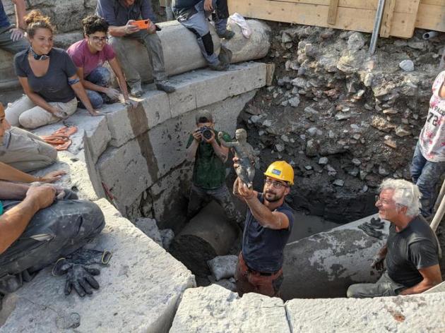Incredibile ritrovamento archeologico a San Casciano: tesero emerge dalle acque del tempio etrusco 