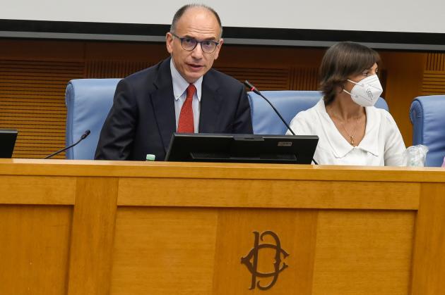 Letta dice che il Pd difenderà la Costituzione. Scherza?