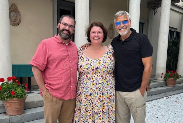 George Clooney festeggia i 20 anni di Villa Oleandra con una coppia sconosciuta estratta a sorte