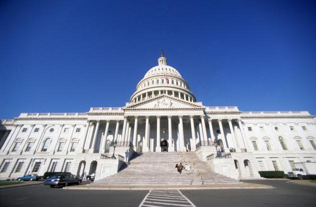 Usa, uomo si schianta con l'auto in fiamme contro il cancello di Capitol Hill: spara diversi colpi in aria e si suicida