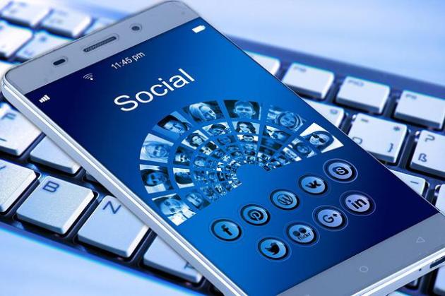 Facebook, il feed in down e non funziona: post di sconosciuti invadono le home
