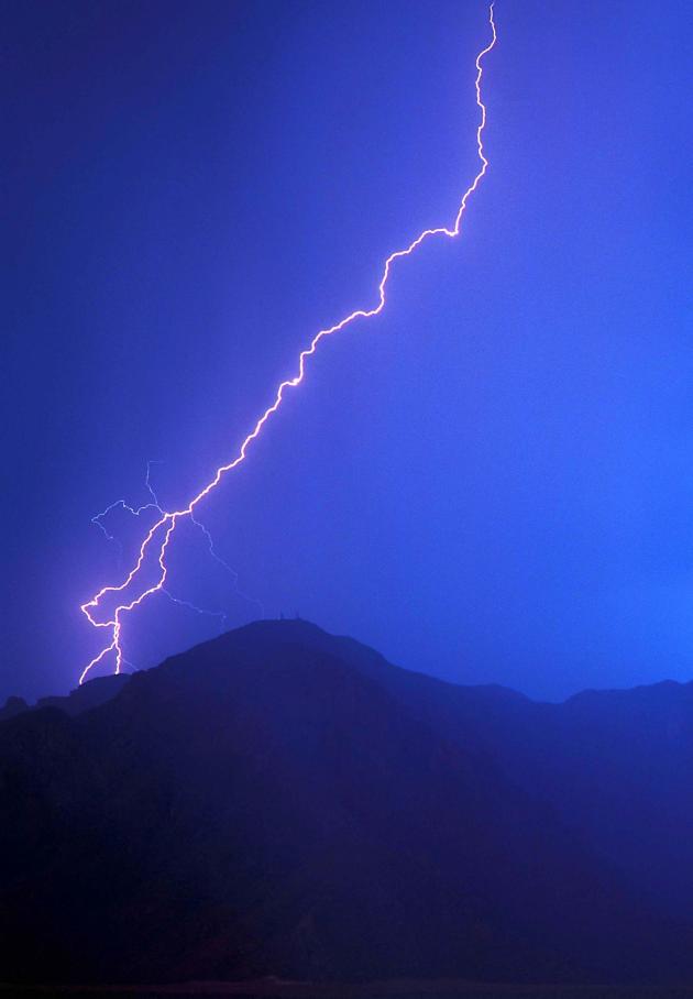 L'Aquila, tre ragazzi colpiti da un fulmine sul Gran Sasso: grave un 25enne romano