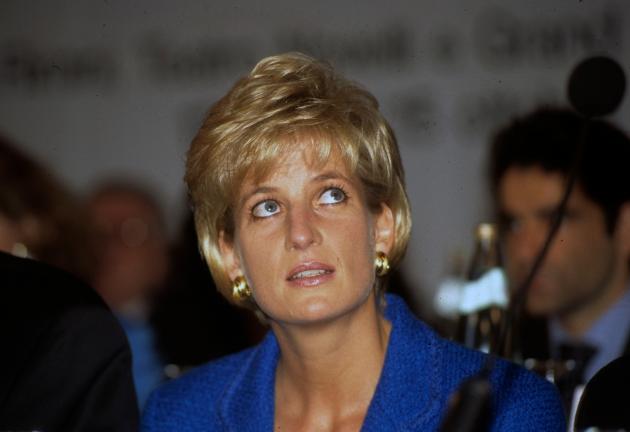 Lady Diana, sono 25 anni dalla morte: nessun evento ufficiale previsto. I figli non si parlano e Buckingham Palace "vuole dimenticare"