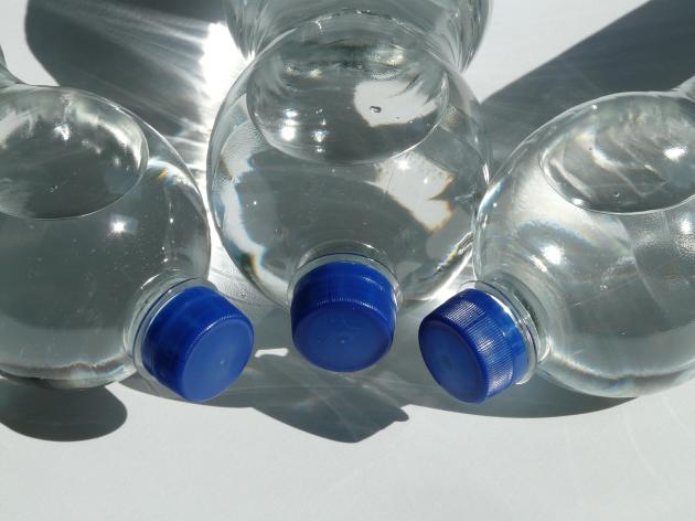 Caro energia: rincari nel bicchiere +11% per l’acqua, +10,5% per i succhi di frutta