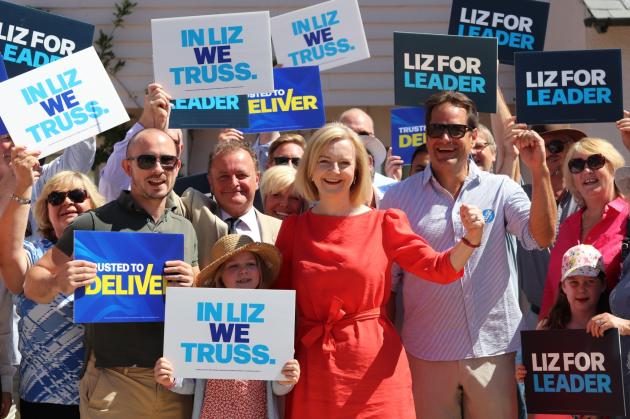 Liz Truss, la stampa italiana saluta la “nuova Lady di ferro”. Ma aveva fatto lo stesso con Theresa May (e non era finita bene)