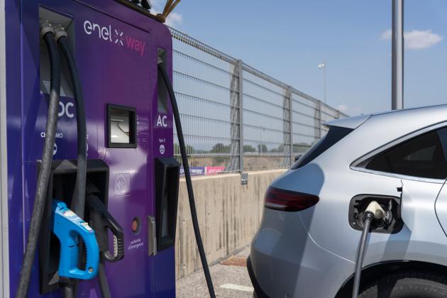 Pirelli e Enel X Way: accordo per ricaricare le auto elettriche nelle oltre 16mila postazioni con il servizio Pirelli Care