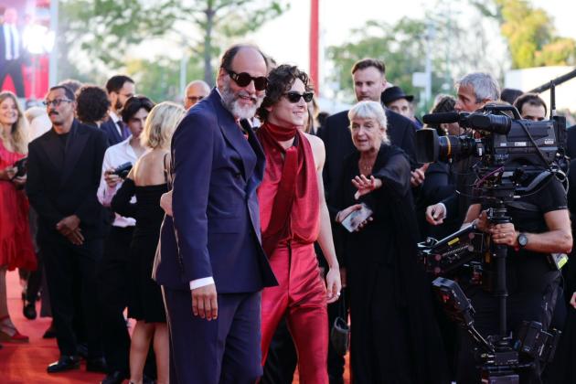 Venezia, Luca Guadagnino e Timothée Chalamet fanno tendenza alla mostra del Cinema 