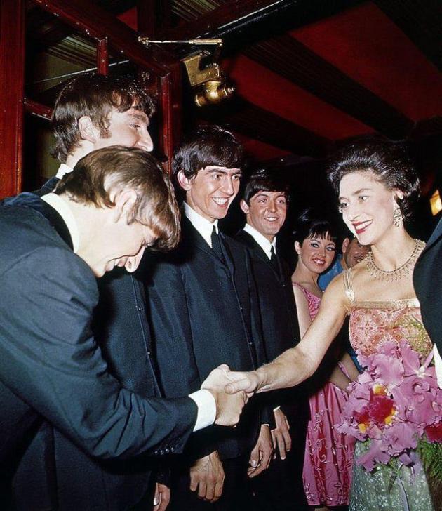 Quella volta che i Beatles fumarono una canna a Buckingham Palace prima di incontrare la regina