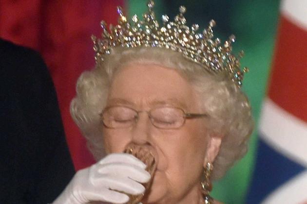 “Gin Elizabeth”: il segreto della longevità della regina erano i drink?
