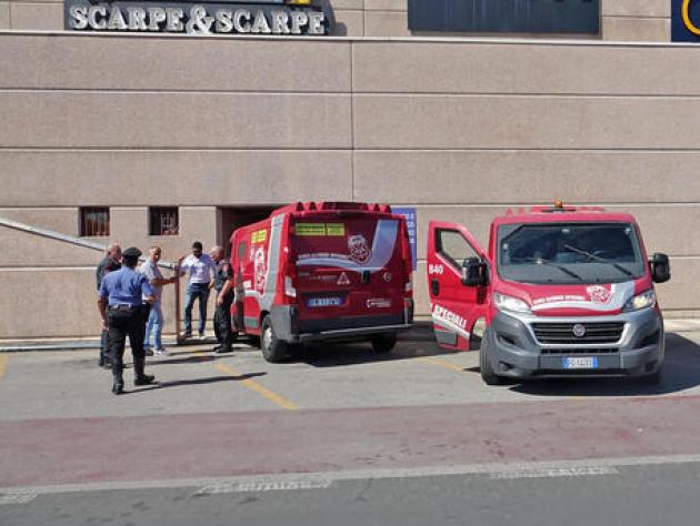 Mestre, sparatoria davanti a centro commerciale: 2 feriti. Uno è la guardia giurata