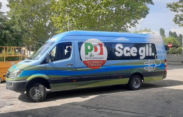 Elezioni, si scarica il bus elettrico del Pd: Letta resta a piedi a Torino