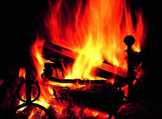 Ora è vietato anche il caminetto. In molte regioni l’alternativa al gas non potrà essere la legna da ardere