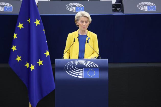 Crisi energetica, follia von Der Leyen sfascia-famiglie: “Bravi gli operai italiani della ceramica che anticipano i turni mentre i figli dormono”