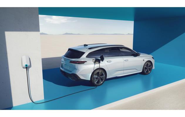 Le nuove Peugeot e-308 ed e-308 SW in versione 100% elettrica