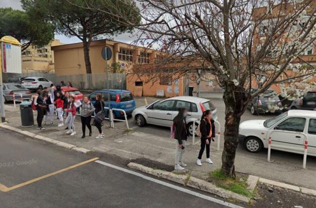 Allarme bomba in una scuola di Roma, arrivano gli artificieri: edificio evacuato
