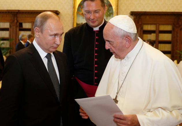 Papa risponde a Putin: "Leggi il Vangelo, no armi nucleari. Mi riferiscono mostruosità e cadaveri torturati in Ucraina"