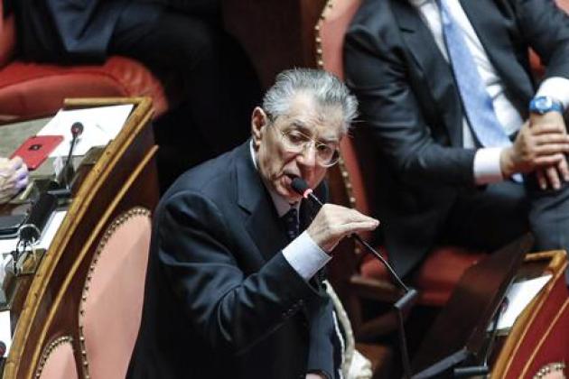Lega, contrordine: Bossi va in Senato. Calderoli: “Errore del Viminale, eletto in Lombardia”