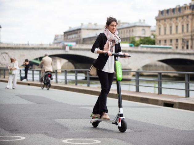 Parigi potrebbe dire addio ai monopattini