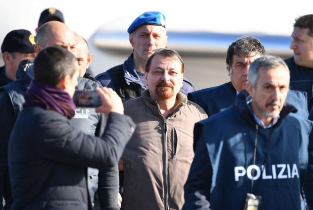 Cesare Battisti detenuto “comune”: declassificato il regime carcerario. FdI: “Vergogna”