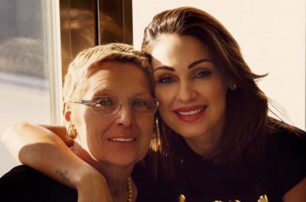 Anna Tatangelo, morta la mamma Palmira: lottava da tempo contro una brutta malattia