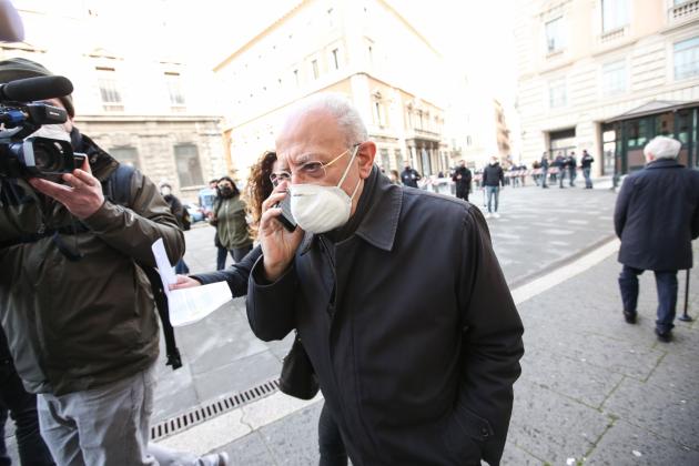 Obbligo mascherine, la Campania fa da se e ignora le regole nazionali: sì al dispositivo sui mezzi di trasporto 