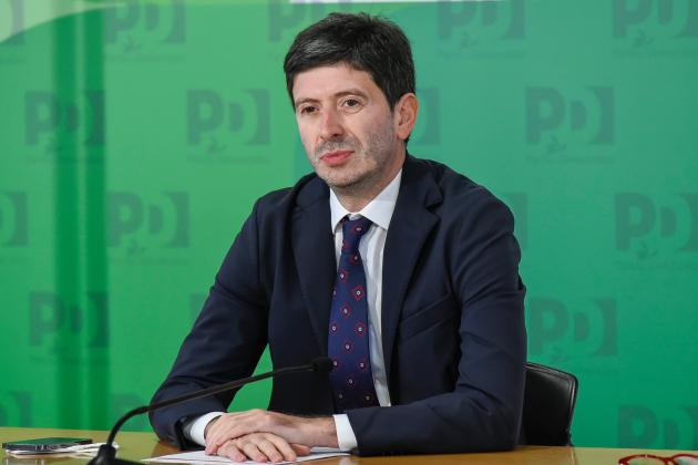 Covid, Speranza pronto a reintrodurre lockdown parziale, smart working e mascherine: ecco la bozza del governo Draghi