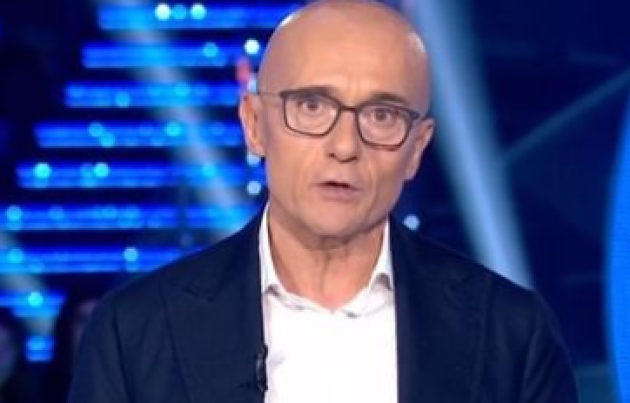 Grande Fratello Vip choc, 'Lobby gay nel reality': Signorini sotto accusa