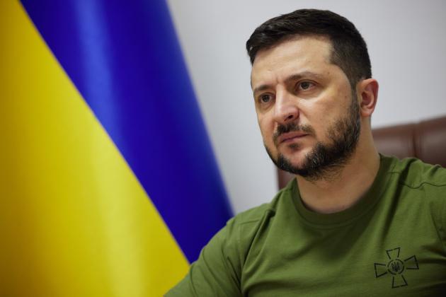 Il guitto Zelensky nominato "personaggio dell'anno". Siamo al di là del ridicolo...