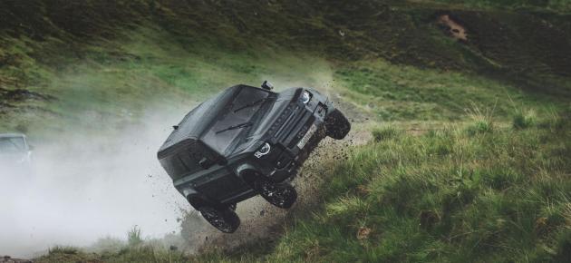 Le Defender di "No time to die" raccolgono all’asta circa 403mila euro