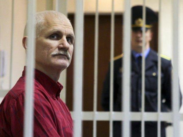 Chi è Ales Bialitski, premio Nobel per la Pace 2022: arrestato 25 volte e attualmente in carcere Bielorussia: origini, moglie, figli