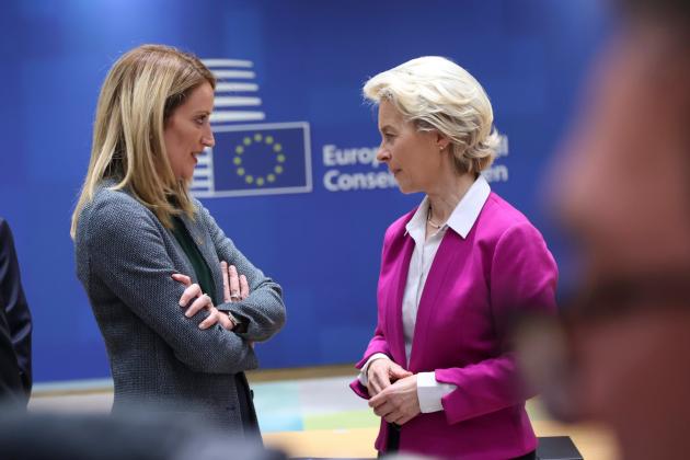 Guerra Ucraina, Metsola alza il tiro: "Ue fornisca armi pesanti e carri armati a Kiev". Von der Leyen a Praga: "Oggi parliamo di price cap"