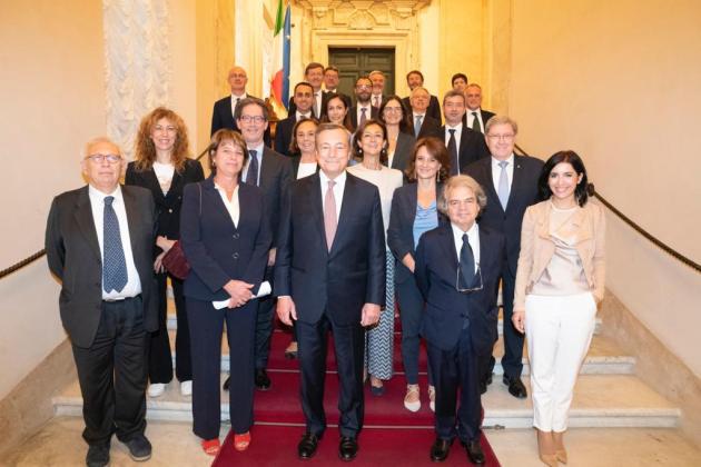 Manovra 2022, Cdm approva il documento programmatico ed esce di scena. Draghi: “Governi passano, Italia resta”