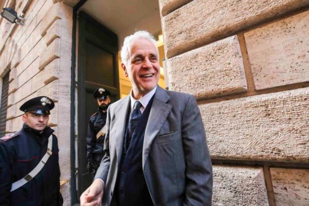 Roberto Formigoni lascia i domiciliari e sale in cattedra: insegnerà italiano alle suore straniere