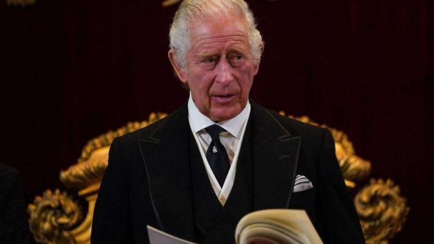 Re Carlo, intervento alla prostata per probabile tumore, annullati tutti gli impegni istituzionali